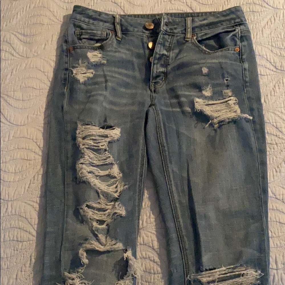 American eagle distressed Tomgirl jeans